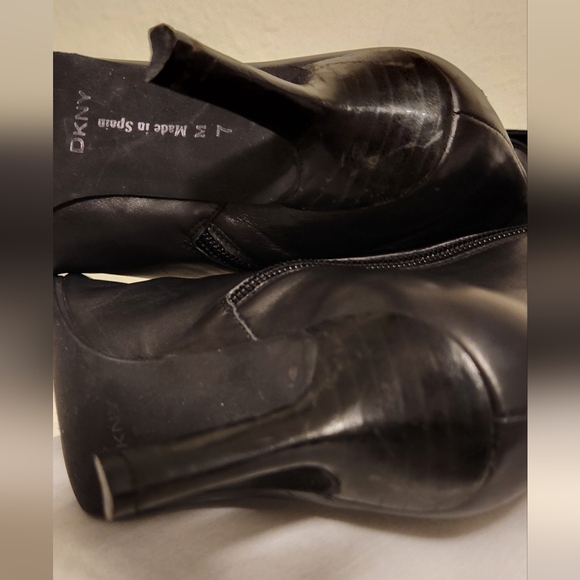 DKNY BLACK LEATHER KNEE HIGH HEELED BOOTS SIZE 7 M - Picture 13 of 16
